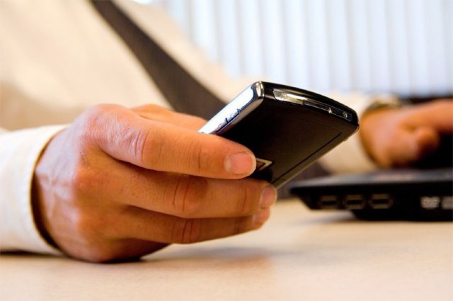 hånd med telefon