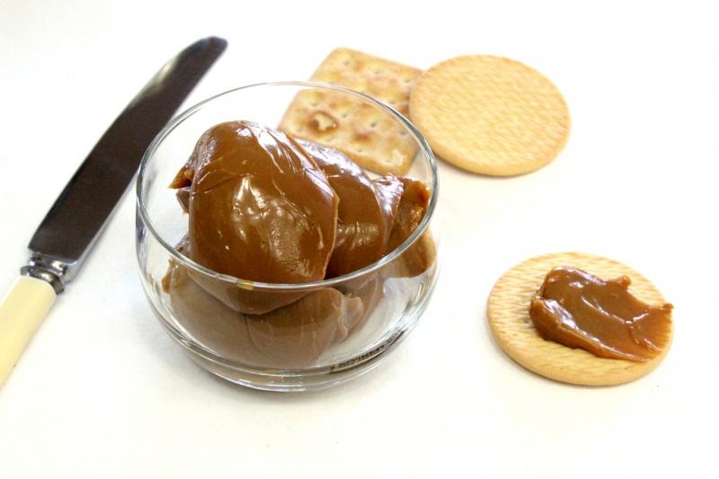 Hvordan lage kondensert melk i en boks?