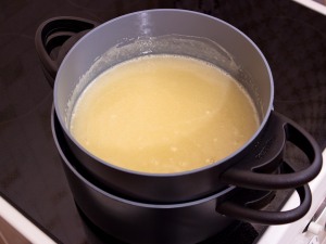 Hvordan lage kondensert melk i en boks?