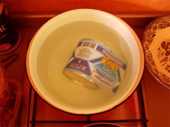 Hvordan lage kondensert melk i en boks?