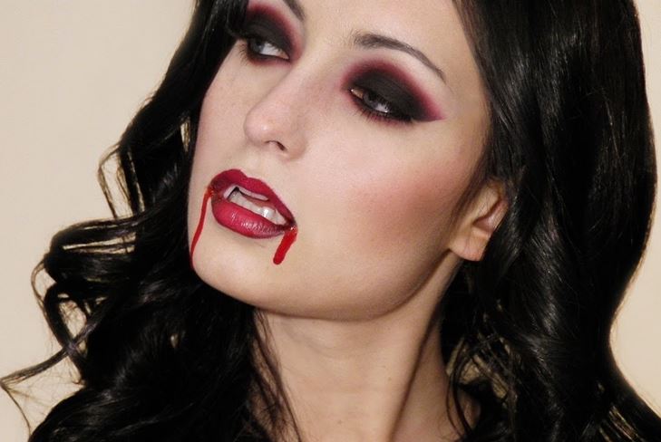 Vampyr Kostyme for Halloween: foto hvordan du lager dine egne hender
