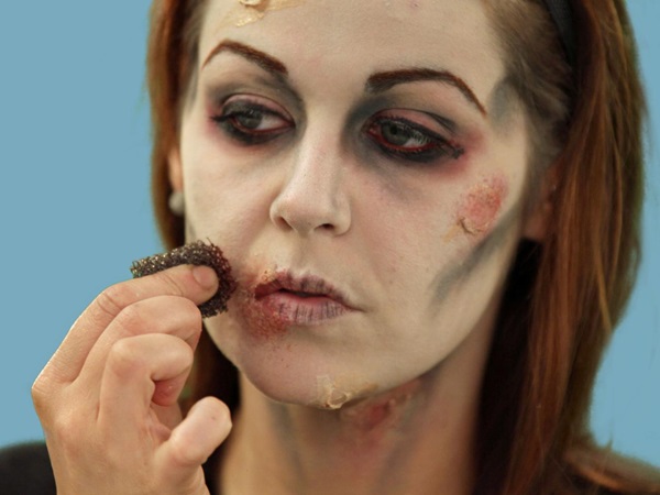 Skummelt sminke til Halloween med egne hender for jenter og jenter