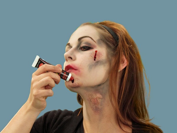 Skummelt sminke til Halloween med egne hender for jenter og jenter