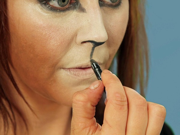Skummelt sminke til Halloween med egne hender for jenter og jenter