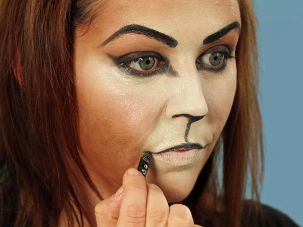 Skummelt sminke til Halloween med egne hender for jenter og jenter