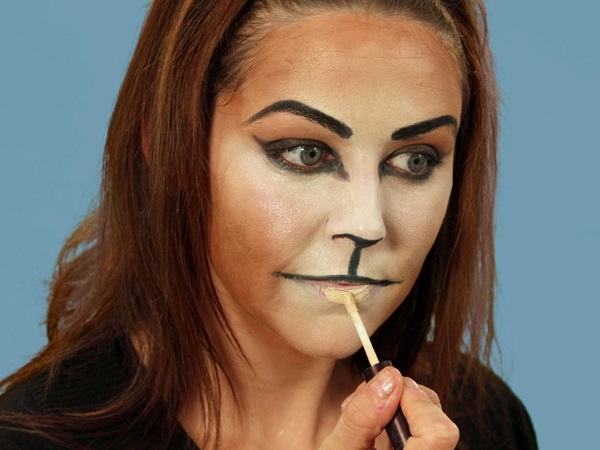 Skummelt sminke til Halloween med egne hender for jenter og jenter