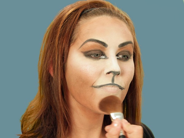 Skummelt sminke til Halloween med egne hender for jenter og jenter