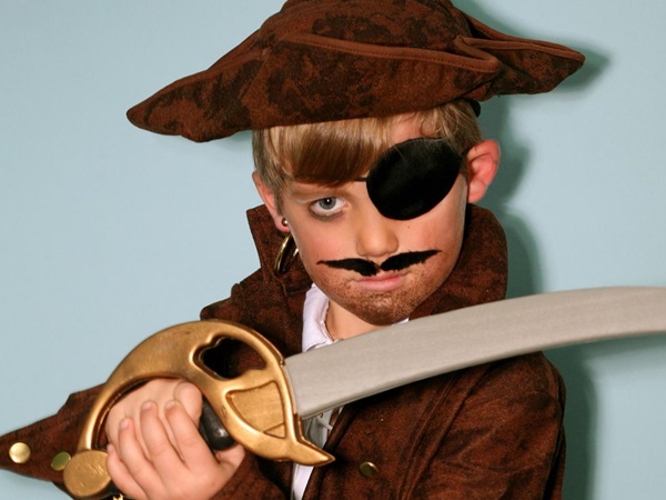 Skummelt sminke til Halloween med egne hender for jenter og jenter