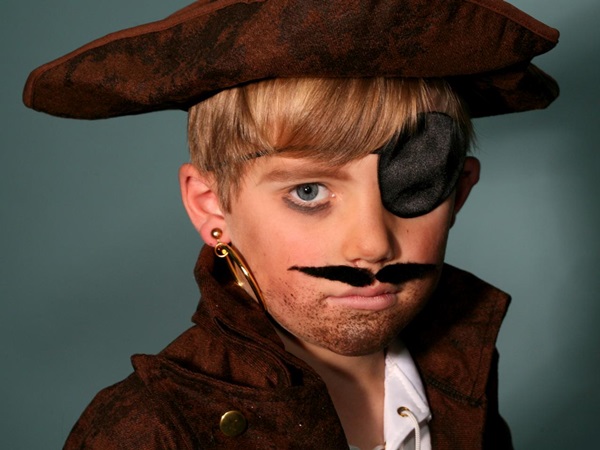 Skummelt sminke til Halloween med egne hender for jenter og jenter