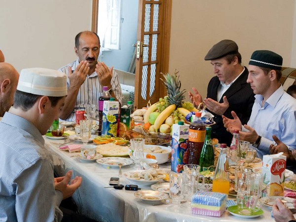 Gratulerer med Uraza Bayram-muslimene i juli