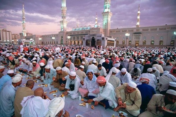Ramadan 2016 - begynnelsen og slutten i Russland, Moskva, Tunisia, De forente arabiske emirater. Kalenderen i den hellige måneden i Moskva, kalenderen. Gratulerer med Ramadan 2016 i vers