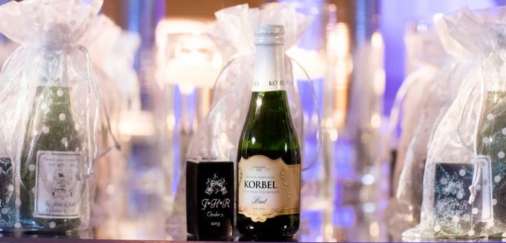 Dekorere bryllups champagne med egne hender