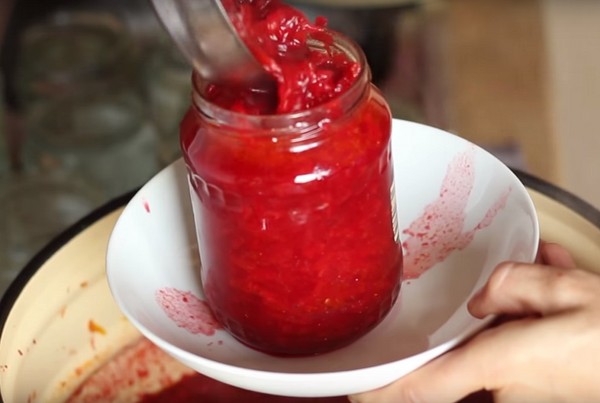 Borsch for vinteren i bokser, oppskrifter for preparater med rødbeter og kål, tomatpuré og uten den