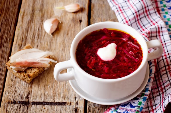 Borsch for vinteren i bokser, oppskrifter for preparater med rødbeter og kål, tomatpuré og uten den