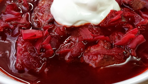 Borsch for vinteren i bokser, oppskrifter for preparater med rødbeter og kål, tomatpuré og uten den