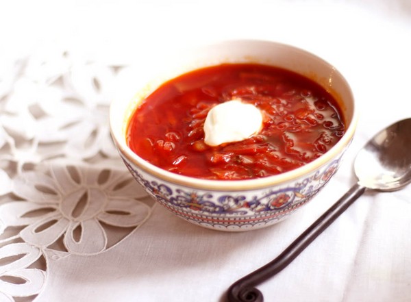 Borsch for vinteren i bokser, oppskrifter for preparater med rødbeter og kål, tomatpuré og uten den