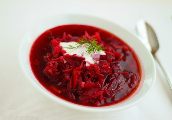 Borsch for vinteren i bokser, oppskrifter for preparater med rødbeter og kål, tomatpuré og uten den