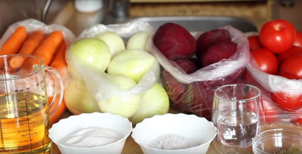 Borsch for vinteren i bokser, oppskrifter for preparater med rødbeter og kål, tomatpuré og uten den