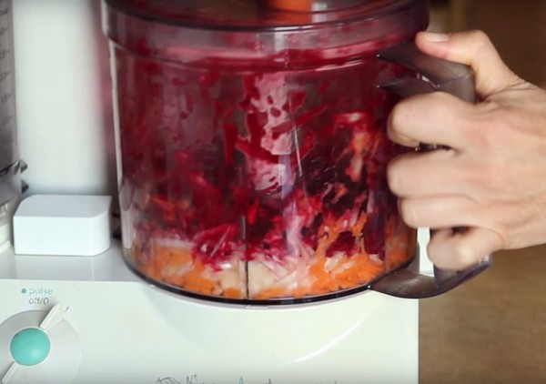Borsch for vinteren i bokser, oppskrifter for preparater med rødbeter og kål, tomatpuré og uten den