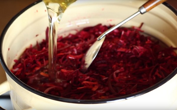 Borsch for vinteren i bokser, oppskrifter for preparater med rødbeter og kål, tomatpuré og uten den
