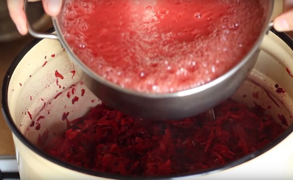 Borsch for vinteren i bokser, oppskrifter for preparater med rødbeter og kål, tomatpuré og uten den
