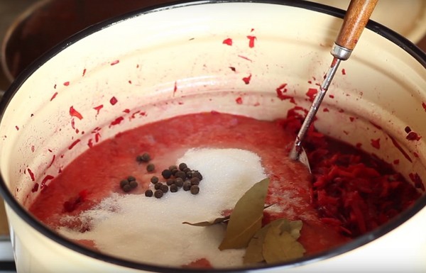 Borsch for vinteren i bokser, oppskrifter for preparater med rødbeter og kål, tomatpuré og uten den