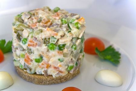 Salat med oliven. Og vet du alt om ham?