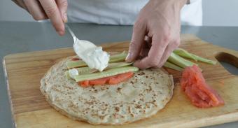 Cooking hemmeligheter: oppskrifter for de mest delikate fyllte pannekaker med bilder og videoer