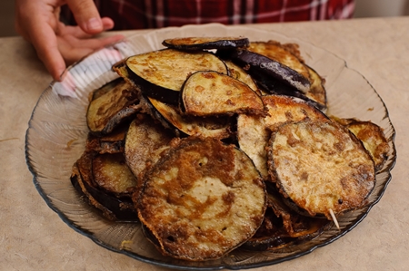 Bilde av en oppskrift på salat fra stekt aubergine med tomater