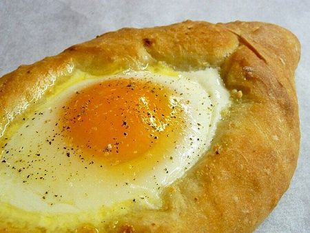 Du kan lage khachapuri på kefir eller rømme. Som fylling bruk egg eller kjøtt. Samtidig, jo mer du beveger deg bort fra den klassiske oppskriften, jo vanskeligere vil det være å navngi kulinariske mesterverk ekte khachapuri. 