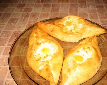 Du kan lage khachapuri på kefir eller rømme. Som fylling bruk egg eller kjøtt. Samtidig, jo mer du beveger deg bort fra den klassiske oppskriften, jo vanskeligere vil det være å navngi kulinariske mesterverk ekte khachapuri. 