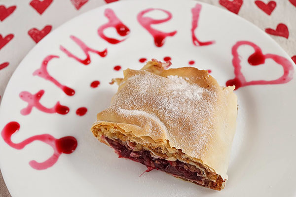 En oppskrift på saftig og ømt kirsebærstrudel med kanel