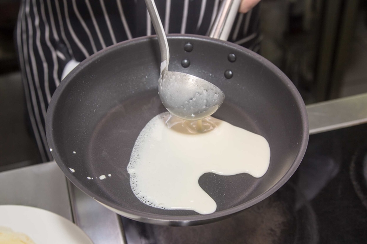 Hvordan lage pannekaker på yoghurt - de beste oppskriftene med et bilde