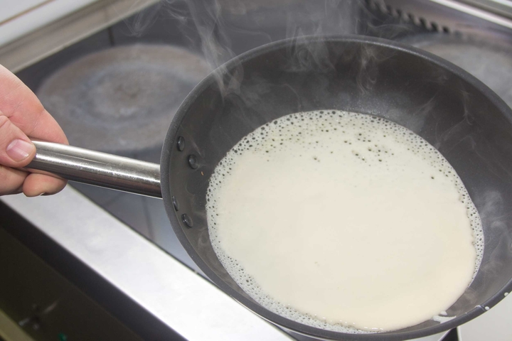 Hvordan lage pannekaker på yoghurt - de beste oppskriftene med et bilde