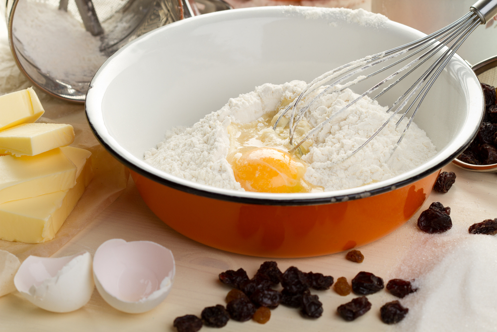 Ingredienser for kake med rosiner i mugg Ingredienser for kake med rosiner i mugg