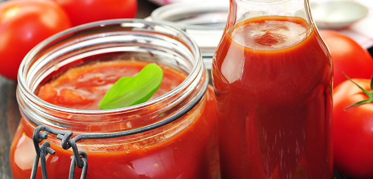 Ketchup av egne hender fra tomater: Steg-for-steg oppskrifter for høsting for vinteren