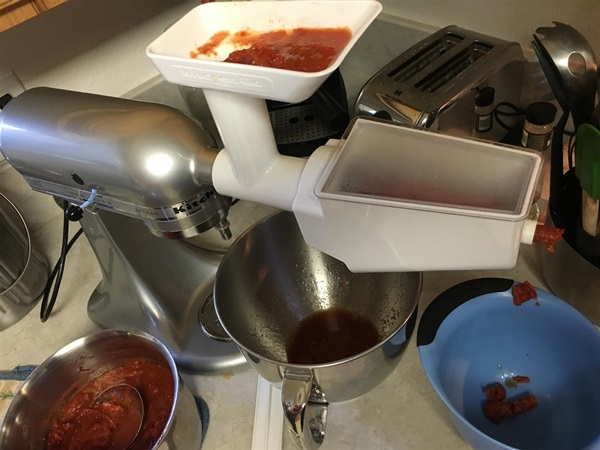 Ketchup av egne hender fra tomater: Steg-for-steg oppskrifter for høsting for vinteren