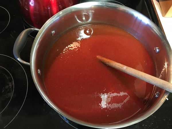Ketchup av egne hender fra tomater: Steg-for-steg oppskrifter for høsting for vinteren