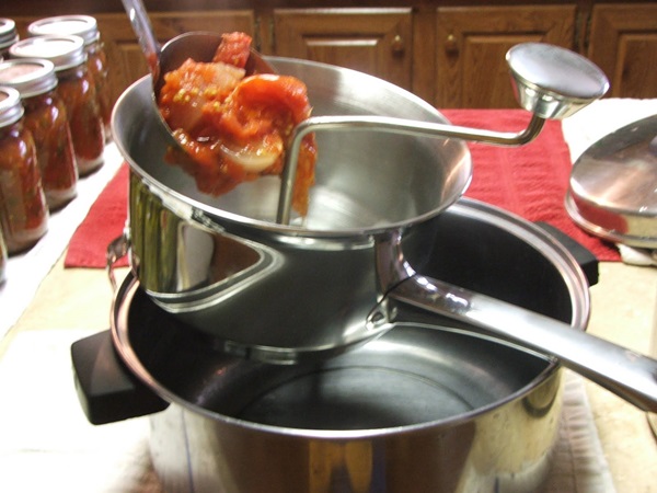 Ketchup av egne hender fra tomater: Steg-for-steg oppskrifter for høsting for vinteren