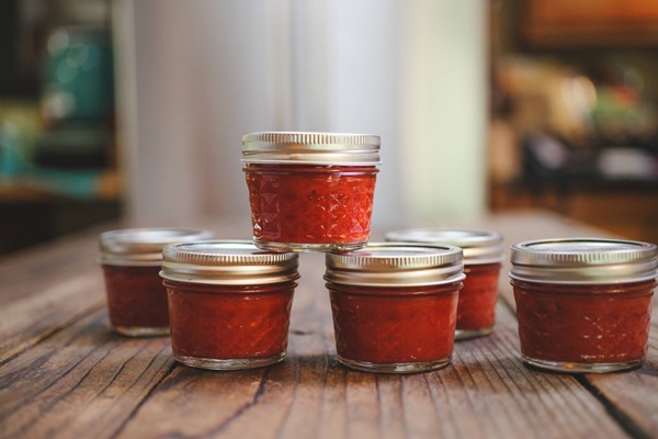 Ketchup av egne hender fra tomater: Steg-for-steg oppskrifter for høsting for vinteren