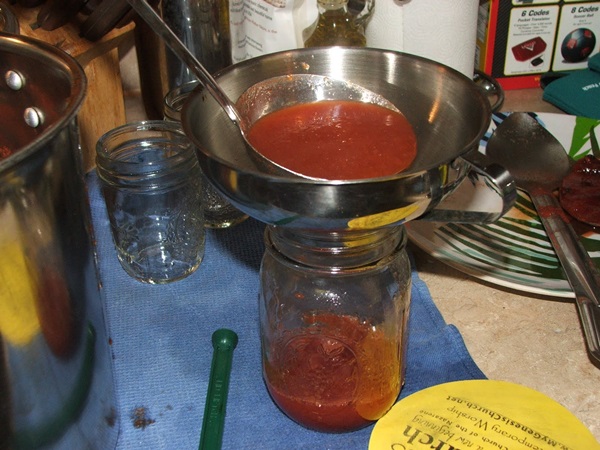 Ketchup av egne hender fra tomater: Steg-for-steg oppskrifter for høsting for vinteren