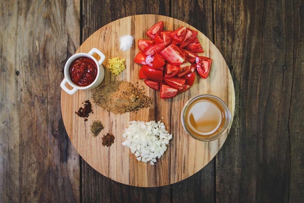 Ketchup av egne hender fra tomater: Steg-for-steg oppskrifter for høsting for vinteren