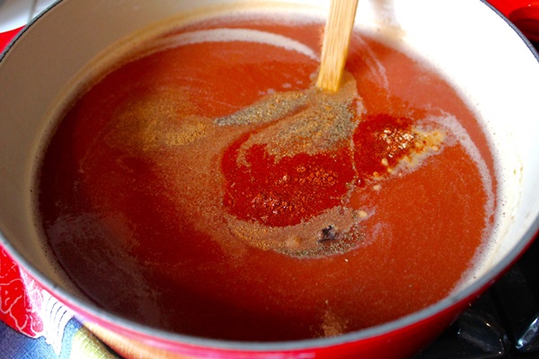Ketchup av egne hender fra tomater: Steg-for-steg oppskrifter for høsting for vinteren