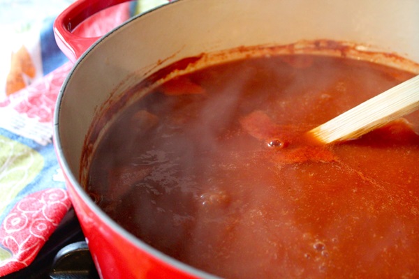 Ketchup av egne hender fra tomater: Steg-for-steg oppskrifter for høsting for vinteren