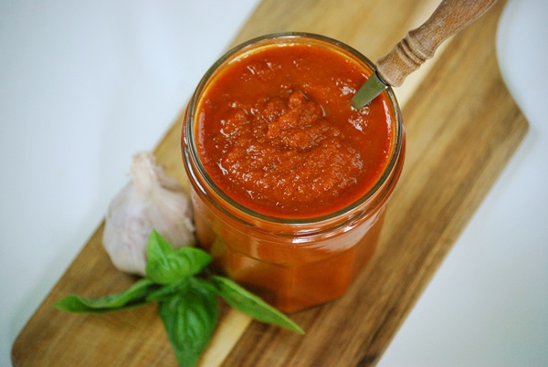 Ketchup av egne hender fra tomater: Steg-for-steg oppskrifter for høsting for vinteren