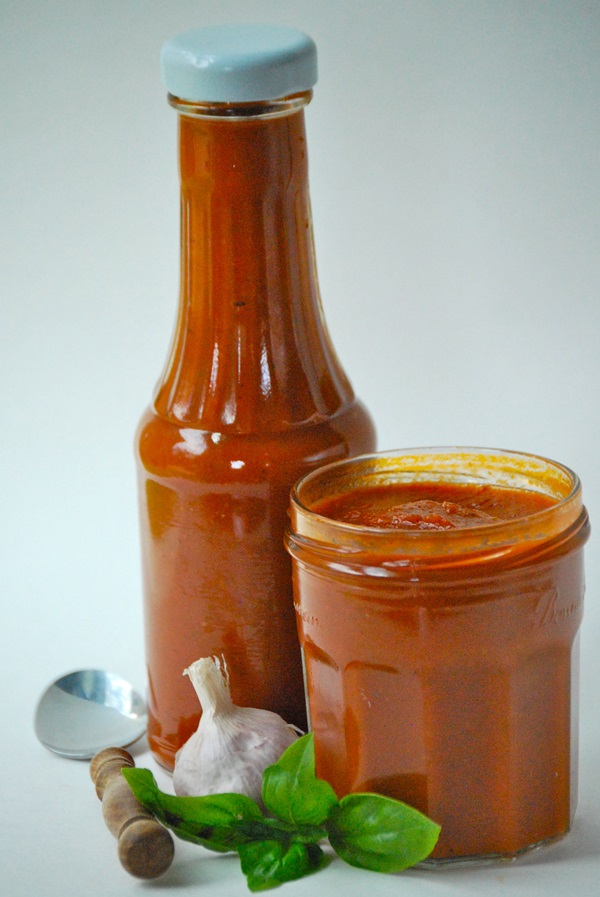 Ketchup av egne hender fra tomater: Steg-for-steg oppskrifter for høsting for vinteren