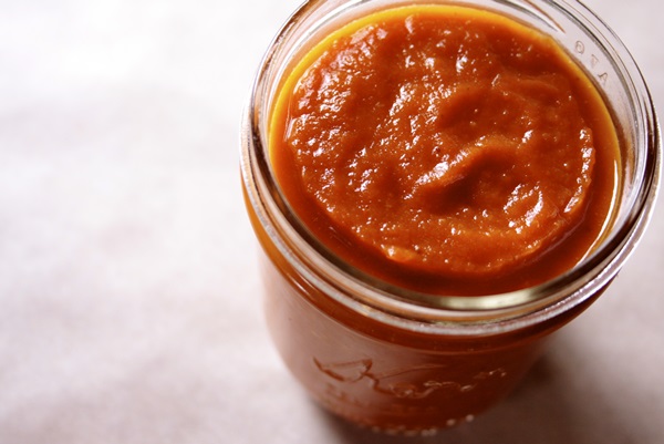 Ketchup av egne hender fra tomater: Steg-for-steg oppskrifter for høsting for vinteren