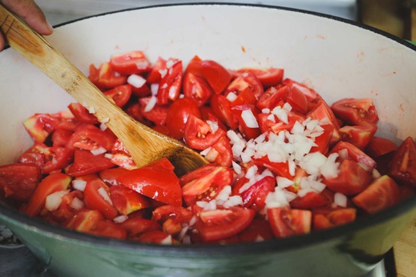 Ketchup av egne hender fra tomater: Steg-for-steg oppskrifter for høsting for vinteren