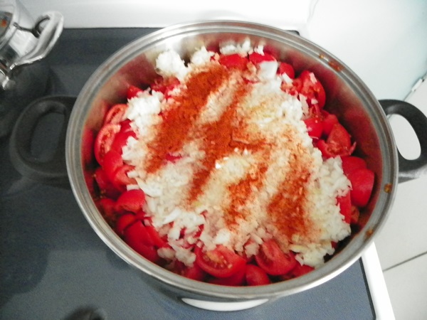 Ketchup av egne hender fra tomater: Steg-for-steg oppskrifter for høsting for vinteren