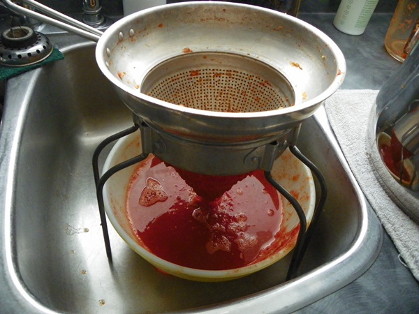 Ketchup av egne hender fra tomater: Steg-for-steg oppskrifter for høsting for vinteren